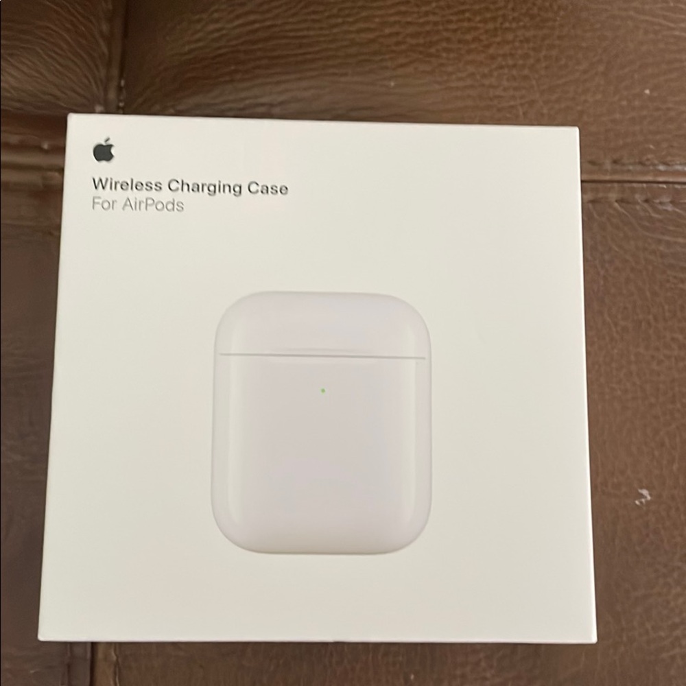 Apple AirPods Charging Case in White  Generation 1/2 Used